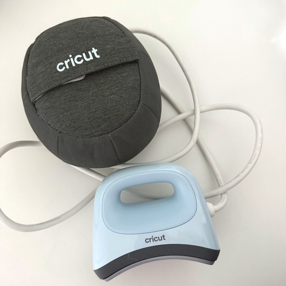 Cricut EasyPress Mini Zen Blue Heat Press with Pressing Form Accessory